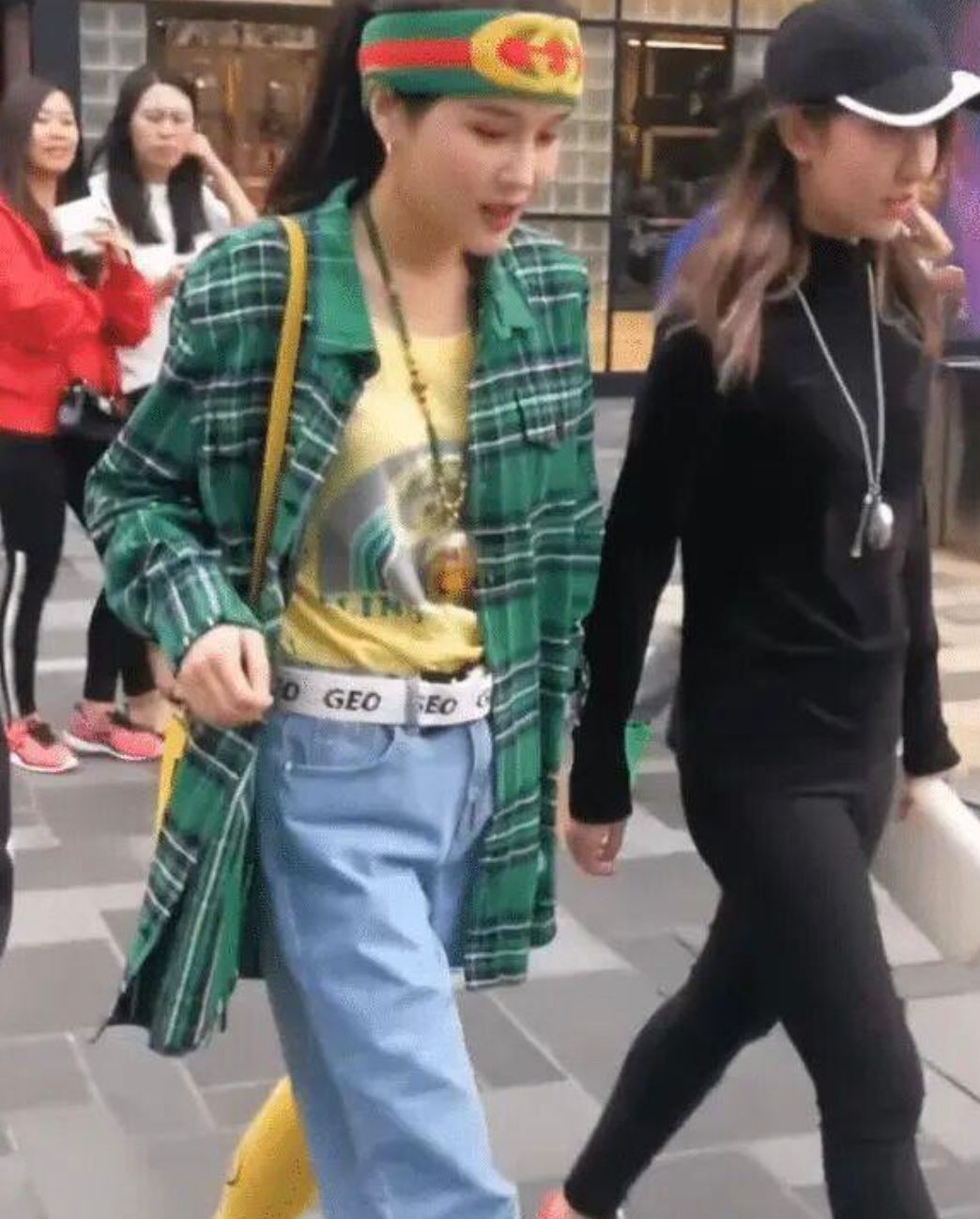 穿衣搭配 赵本山女儿演绎东北新时尚,两条裤腿一长一短,还套上黄色长筒袜