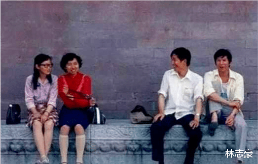 情侣|80年代情侣老照片：害羞与隐秘，也有大胆的！图5小树林里谈恋爱