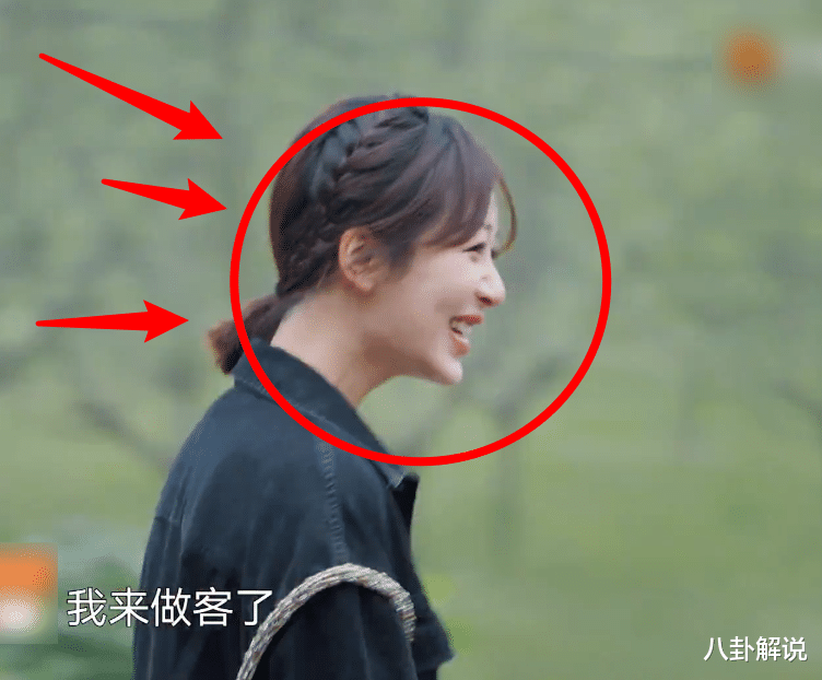 杨紫|杨紫搭何炅的摩托车进城，看到她手放的位置，对男艺人最大的尊重