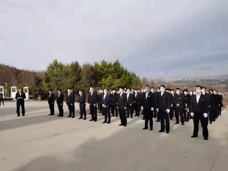 龙江深一度 鸡西农商银行组织全体党员赴烈士陵园开展清明祭扫活动