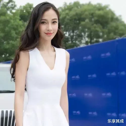 Angelababy|杨颖和黄晓明已离婚，黄晓明抢到小海绵的抚养权，杨颖啥也没得到