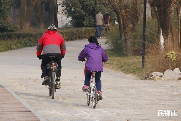 |长时间蹲坑也会伤膝盖？3个常见的伤膝动作，被你忽略了