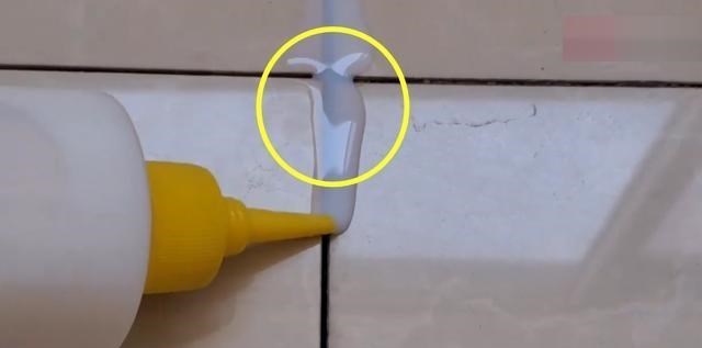 瓷砖铺贴完后,师傅用塑料瓶倒扣在缝隙处,邻居:这怕不是个新手