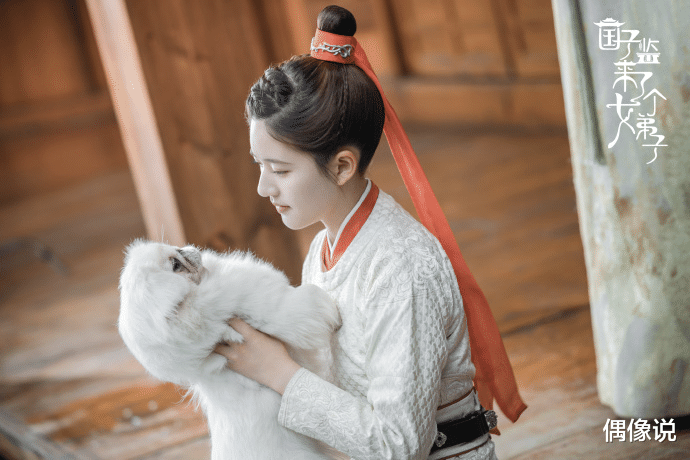 赵露思|赵露思和徐开骋亮相《快乐大本营》，两人同台合唱，赵露思好娇小