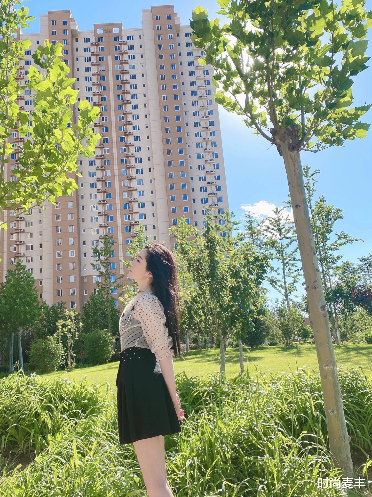 王诗龄|硬糖少女王艺瑾这个发型太酷了，蓝紫色双马尾配黑色裙，酷帅有型