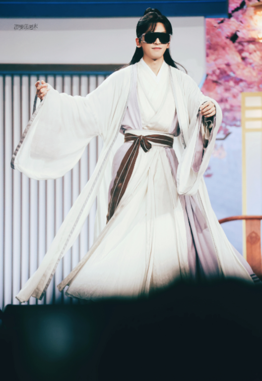 肖战|罗云熙的腰，肖战的腰，杨洋的腰，男明星身材内卷开始了！