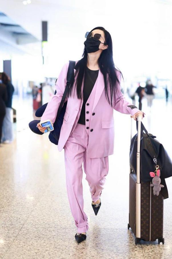 美人哒 范冰冰靠穿搭成功出圈，一身粉色西装有点飒爽有点甜，值得借鉴