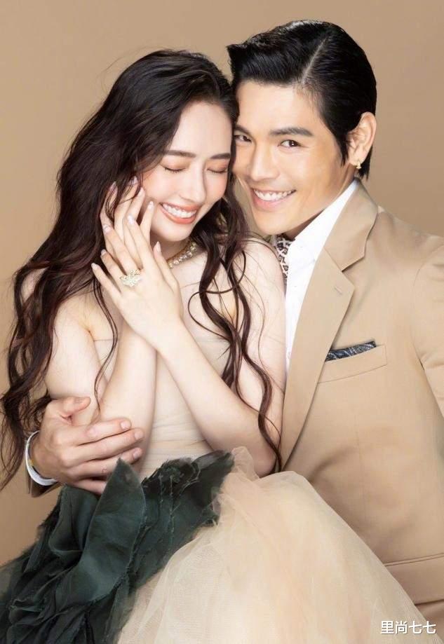 里尚七七 向佐抱娃和威震天合照，内八站姿好乖巧，穿牛仔裤腿比老婆还秀气