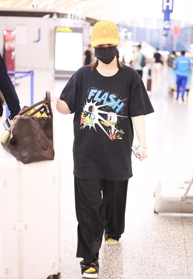 Ainee小屋|阿娇真不在意形象，大码衬衫松垮没型，和身边阿sa一比好显胖