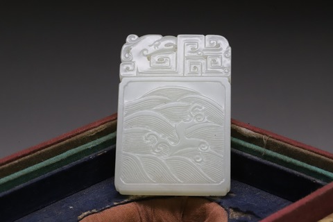 和田玉籽料|舊藏: 和田玉籽料“海浪涛天”无事牌