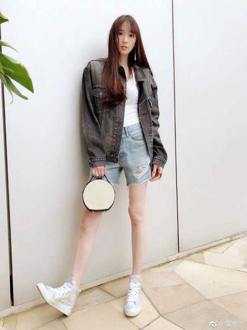 舜网 42岁吴佩慈罕见带娃逛街 身材暴瘦排骨胸抢镜