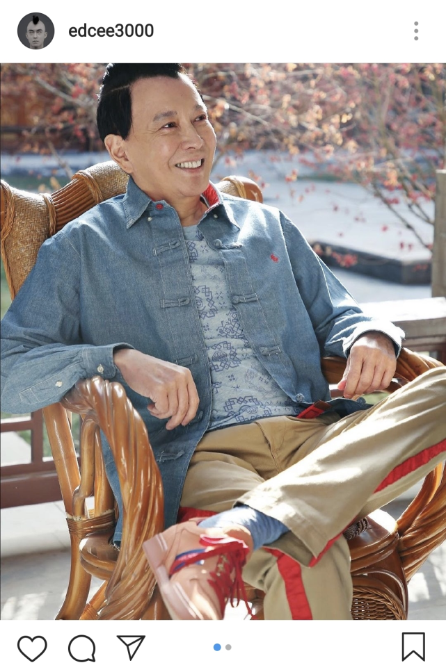 陈冠希|陈冠希邀请爸爸为自家服装拍广告，陈父头发黝黑，精神矍铄仍年轻