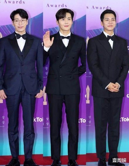 金素妍|金素妍现身百想艺术大赏，女王范十足，凭借《顶楼》拿下视后！