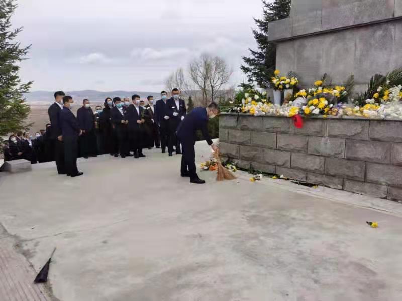 龙江深一度 鸡西农商银行组织全体党员赴烈士陵园开展清明祭扫活动