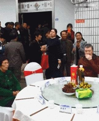 成龙|吴京回老家，小岳岳回农村，成龙回老家，谁最为接地气呢？