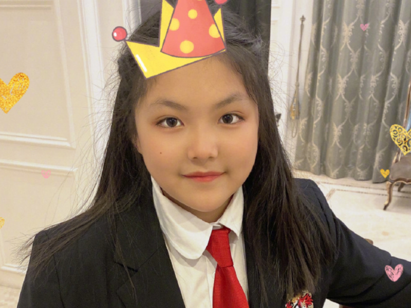 李湘|李湘女儿才是“整容式”长大，小时候肉嘟嘟，如今瘦身成功成女神