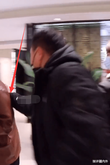 杨幂|杨幂录节目凌晨收工，男保镖暴力推开围观粉丝，杨幂喊话阻止保镖