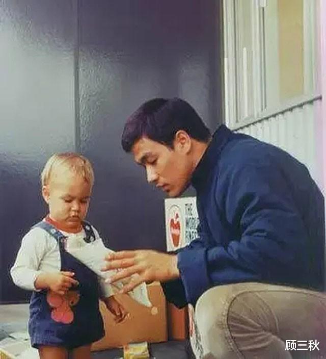 程潇|美国西雅图李小龙的墓地：儿子陪伴在旁边，墓碑前12个字令人沉思