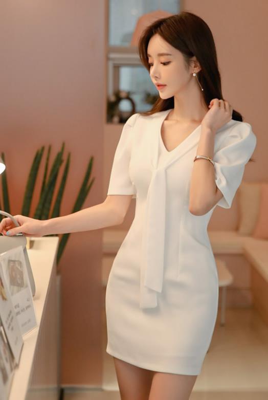 心壹文学|女神孙允珠高清时尚搭配：浅云曼妙晓雾雪朵翻领连衣裙