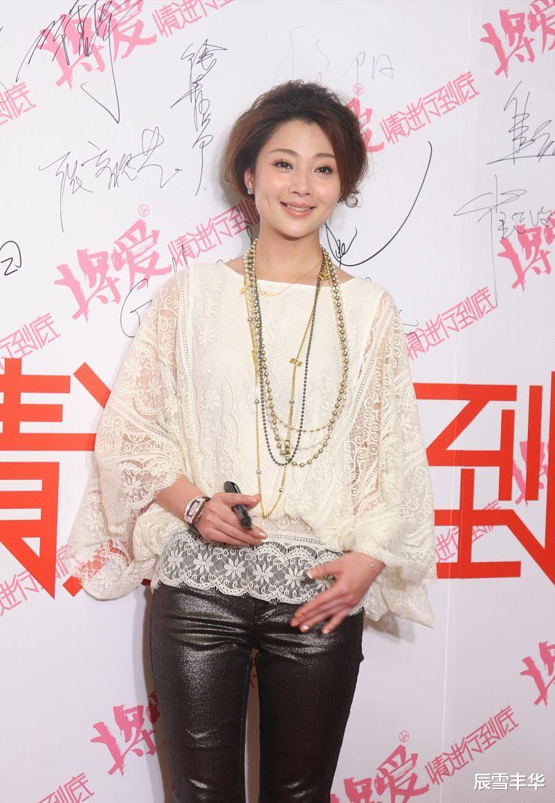 裤子|殷桃休闲“混搭”造型真时髦！牛仔外套配短裤，身材比例太优越了