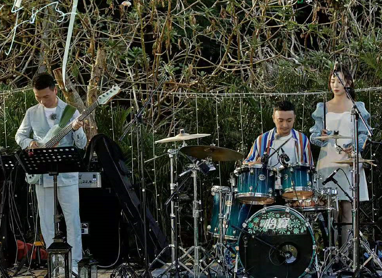 时尚风行派 央视一姐李思思不惧素颜!穿健美裤秀出超模腿,难怪能惊艳撒贝宁