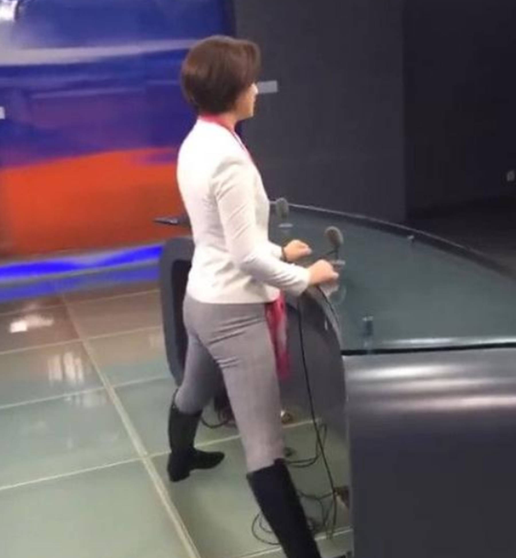 女主播|新闻主播幕后：上半身穿得有多正经，下半身就有多“随心所欲”