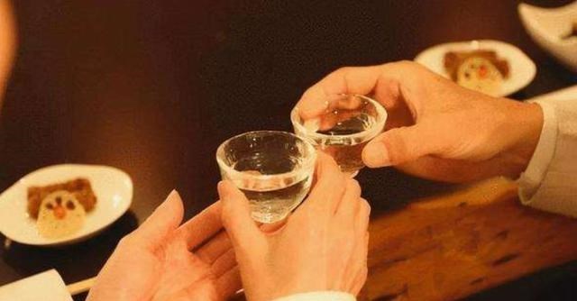 |酒局上轮到你敬酒，老实人才说“我敬您”，聪明人都说这三句话