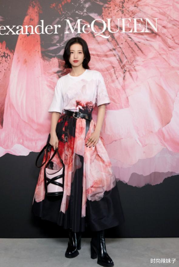 时尚辣妹子|周雨彤私服借鉴性太高，白色短装秀空竹腰，不愧是行走的教科书