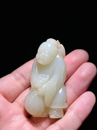 和田玉籽料|清中期 和田玉籽料 白玉 持福袋 童子 把件 挂件