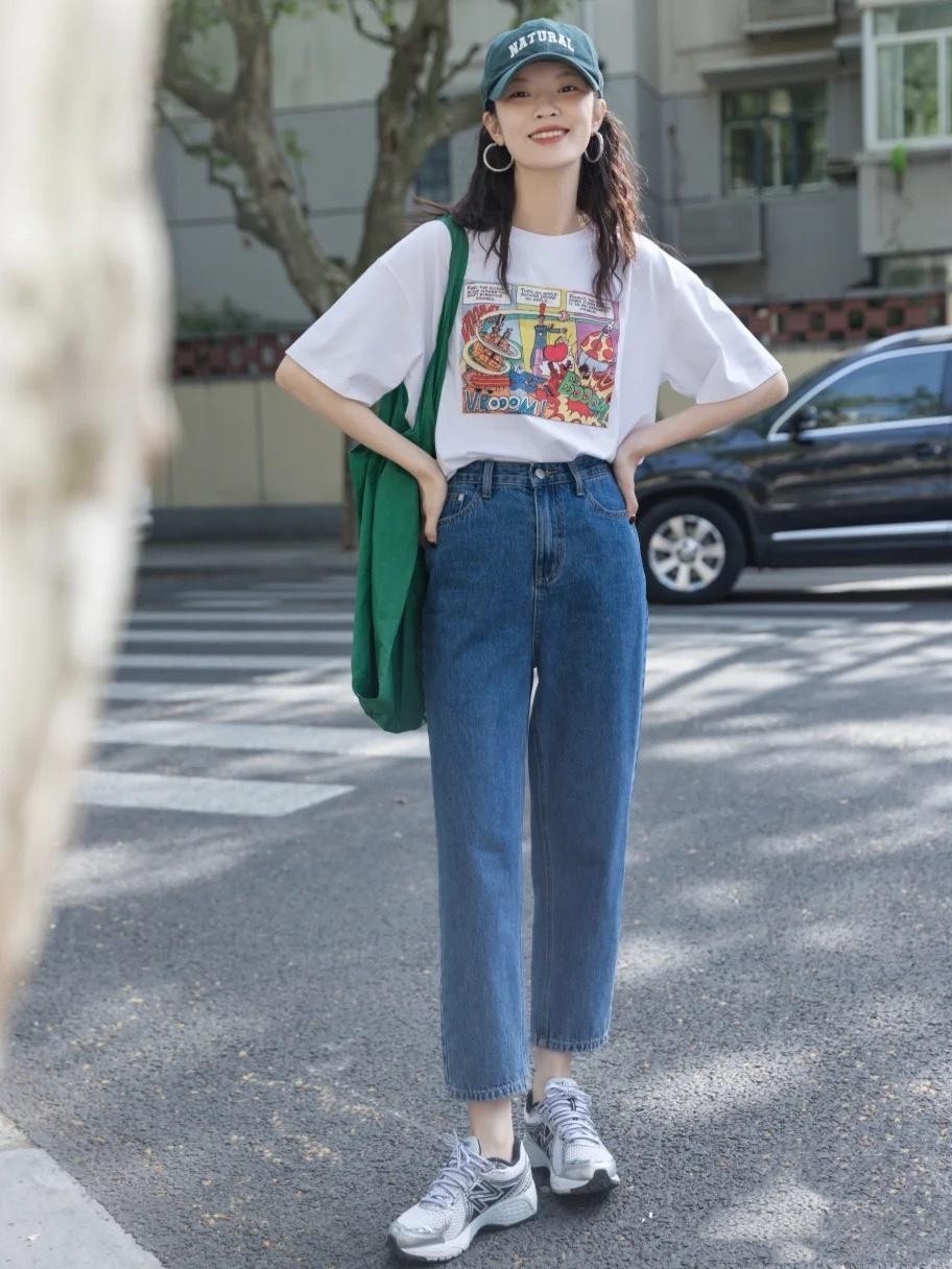 混搭时尚Anna|46岁佘诗曼太瘦了，1500T恤穿成紧身衣，“沙漏型”身材不输超模