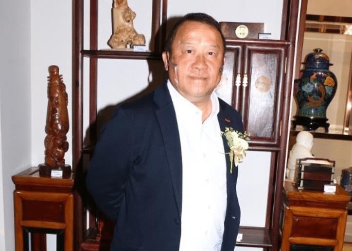 林小雪|62岁金牌监制心脏病猝死,TVB老板冒台风现身丧礼,汪明荃送花圈