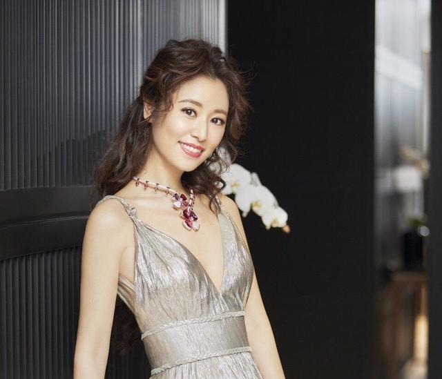 发型|辣妈林心如春晚造型太美了，换新发型走机场减龄又时尚，年轻