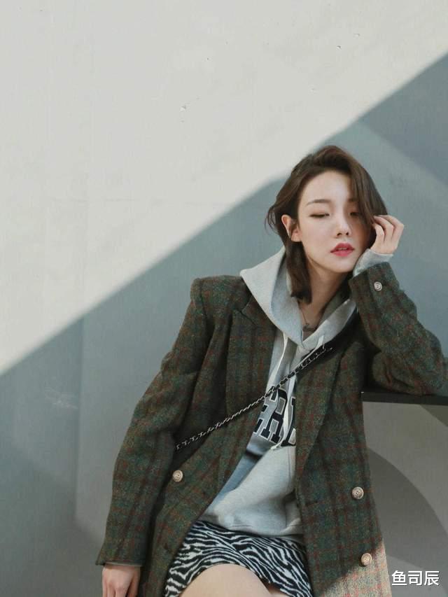鱼司辰 卫衣也是秋天的标配,搭配上阔腿裤或者半身裙,更显青春活力