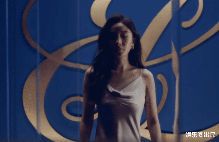杨幂|杨幂拍摄美妆代言大片，穿吊带裙松松垮垮，评论区却一片好评