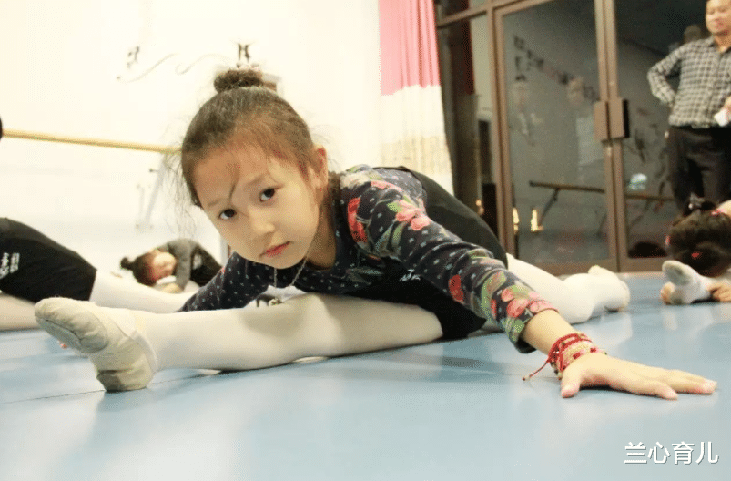 兰心育儿|孩子穿着“半透明”纱裙,在广场上练拉丁舞,路人怒斥:有伤风化