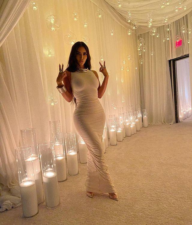 贾静雯|41岁金·卡戴珊晒甜睡照，回顾勤奋的自己，鞋包间让大码超模羡慕