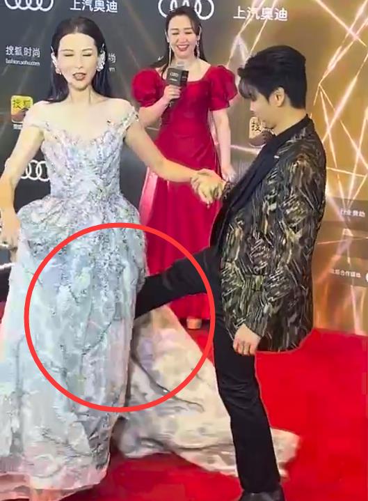 张晋|连踢两脚为蔡少芬整理裙摆！张晋太直男，娘娘反应真大气