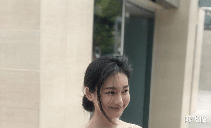 西装 “我都穿成这样去相亲了，男生就带我吃这个，是不是太小气了？”