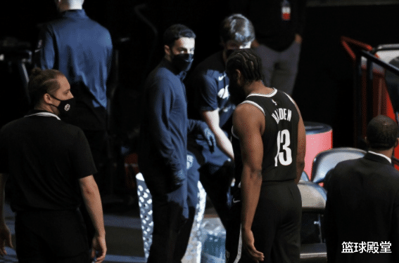 詹姆斯·哈登|哈登受伤原因出炉！训练师将矛头指向肖华，健康保护协议成主因