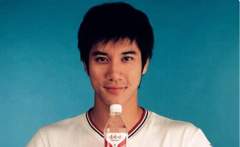 王力宏|王力宏被娃哈哈解约后，身上带的水成亮点，网友：太打脸！