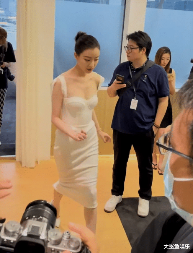 张柏芝|倪妮身穿一袭白色抹胸束腰紧身裙，藏不住的傲人曲线美成焦点