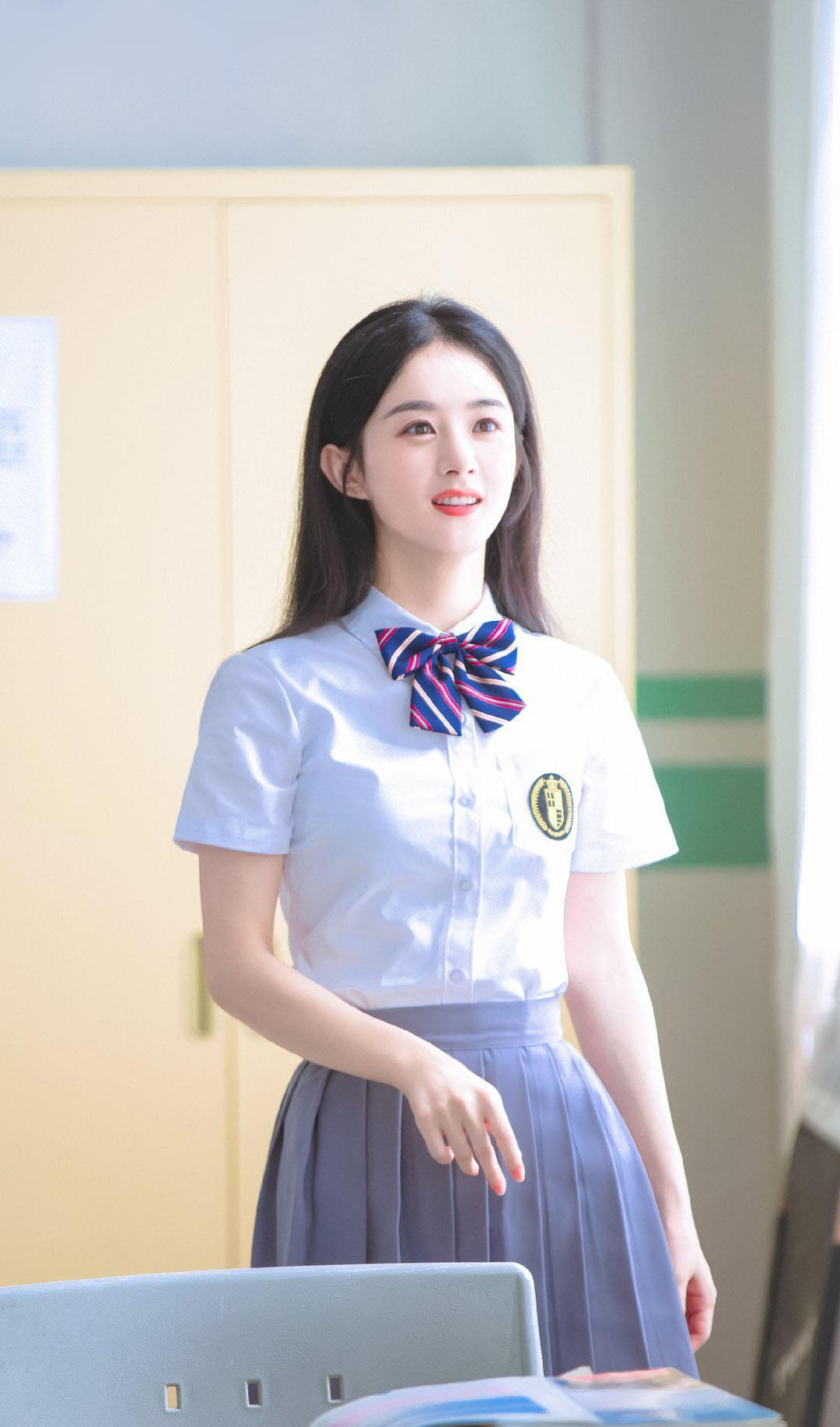 美搭刊报|赵丽颖刻意营销少女？33岁穿学院风青春活力，网友：脸有先天优势