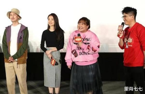 张小斐|票房答谢会，贾玲穿粉红裙装一脸娇憨，张小斐小露蛮腰身材吸睛