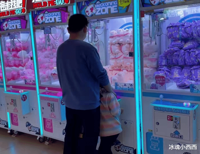 奇奇|姚威带妻子外出逛街：奇奇悦悦撒娇要抓娃娃，他发挥超出大家想象