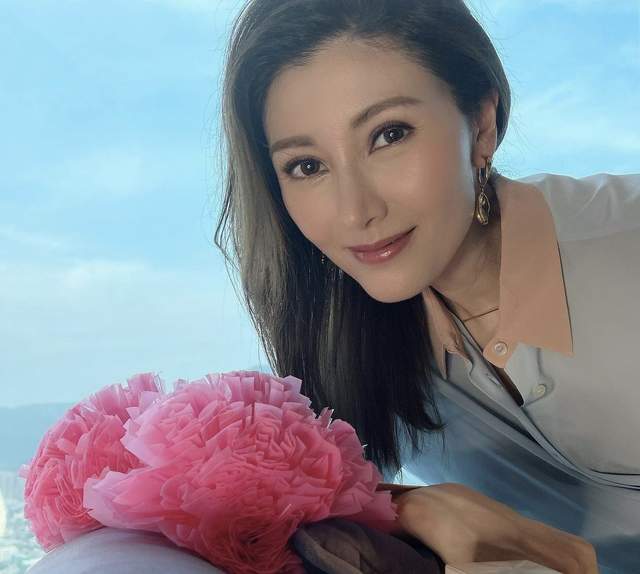 许晋亨|李嘉欣富豪老公被曝身体抱恙！拄拐杖步履蹒跚，独自求医身影孤单