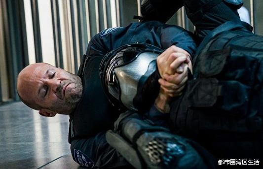 黑豹2|新来的押运车保安突然大发神威！电影《人之怒》鉴赏