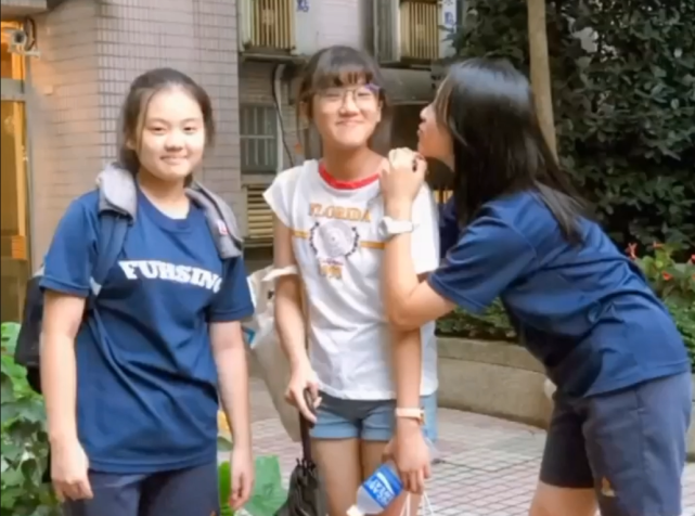 梧桐妹|贾静雯长女梧桐妹开心庆生，继母罕见出镜，与孙志浩同时亲吻女儿