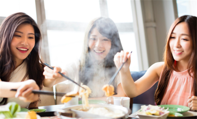 子莘情感屋|同学聚会,妻子花1288烫发,丈夫讽刺“东施效颦”毁了15年的婚姻