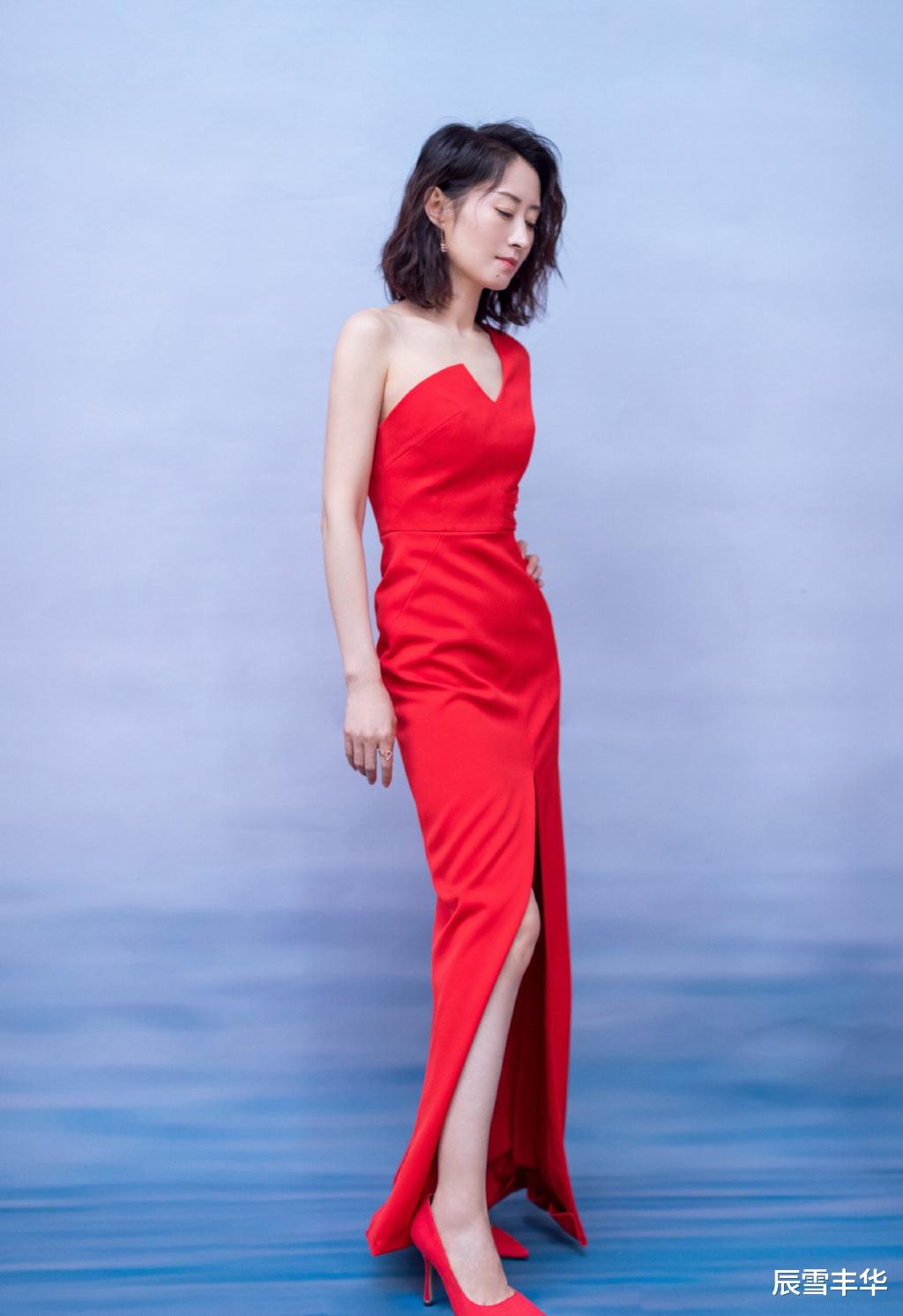 辰雪丰华|没想到刘敏涛这么美，白色“羽毛”连衣裙加身，与平时判若两人