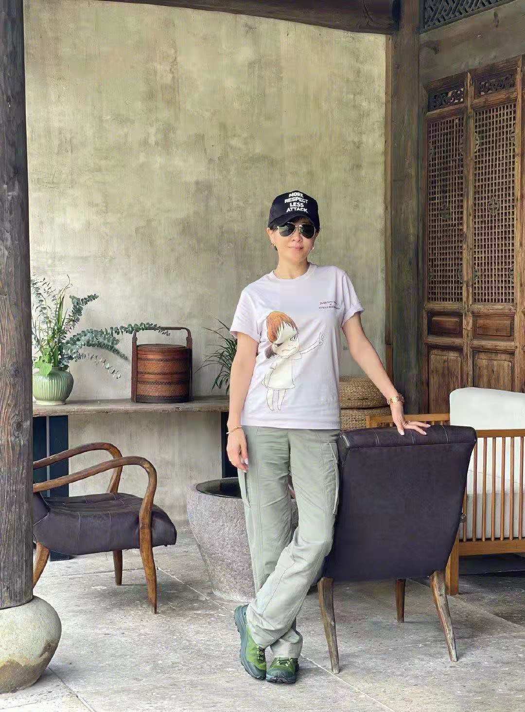 混搭时尚Anna|刘嘉玲晒黄山游客照,穿白T工装裤休闲简约,脚踩胶底鞋复古摩登